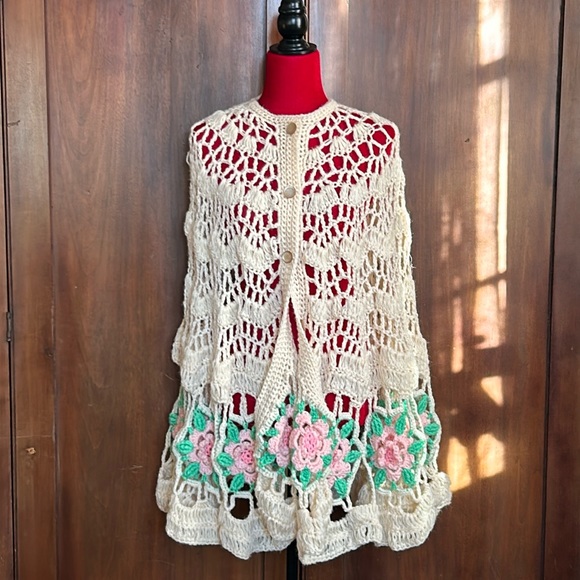 Vintage Handmade Crocheted Roses Cape Poncho OS - Picture 1 of 10